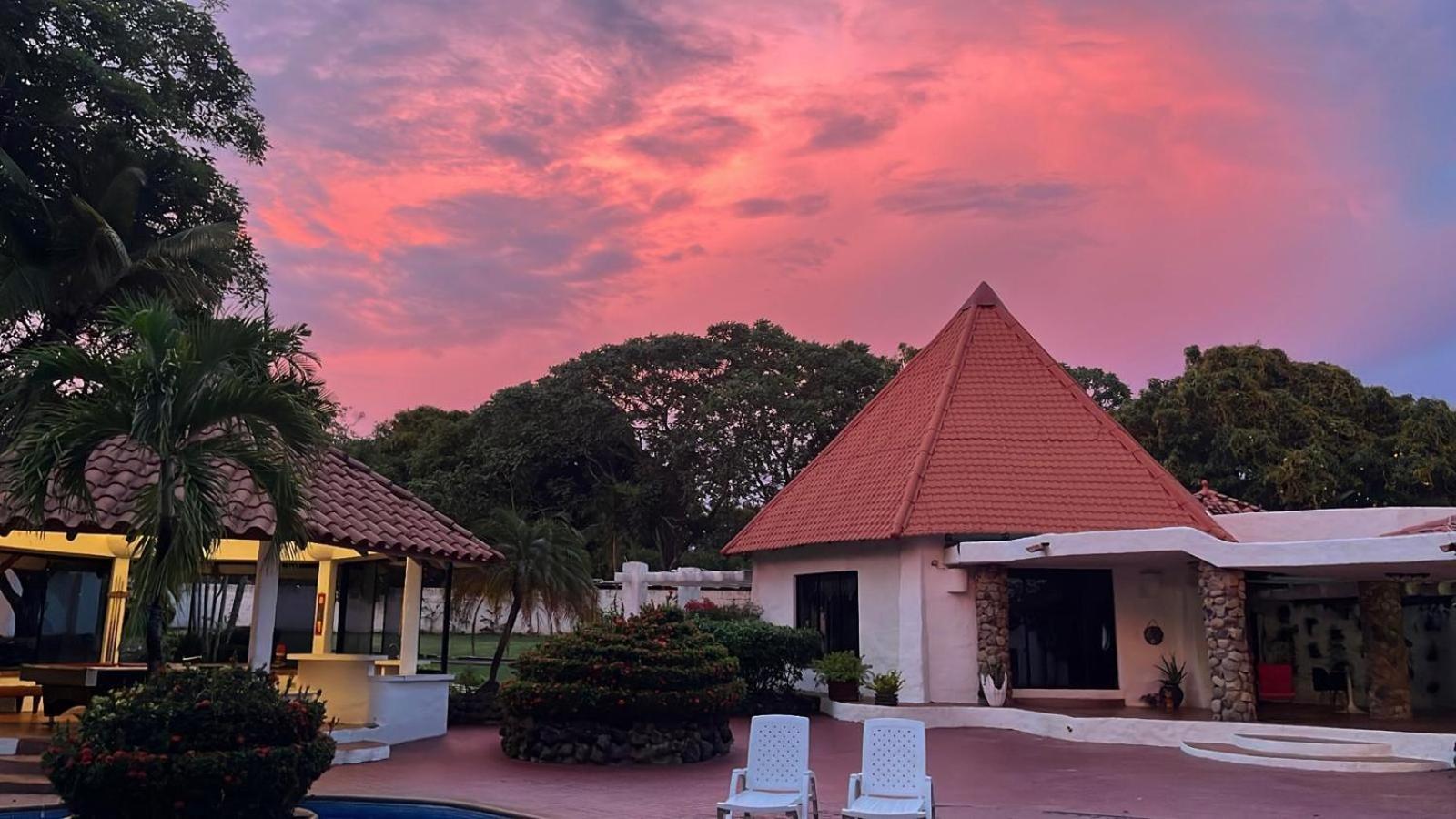 Mia Nueva Gorgona Hotel ภายนอก รูปภาพ